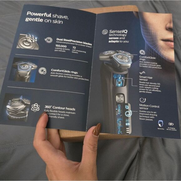 Philips Norelco Wet & Dry Shaver Series 9000 - Picture 3 of 6